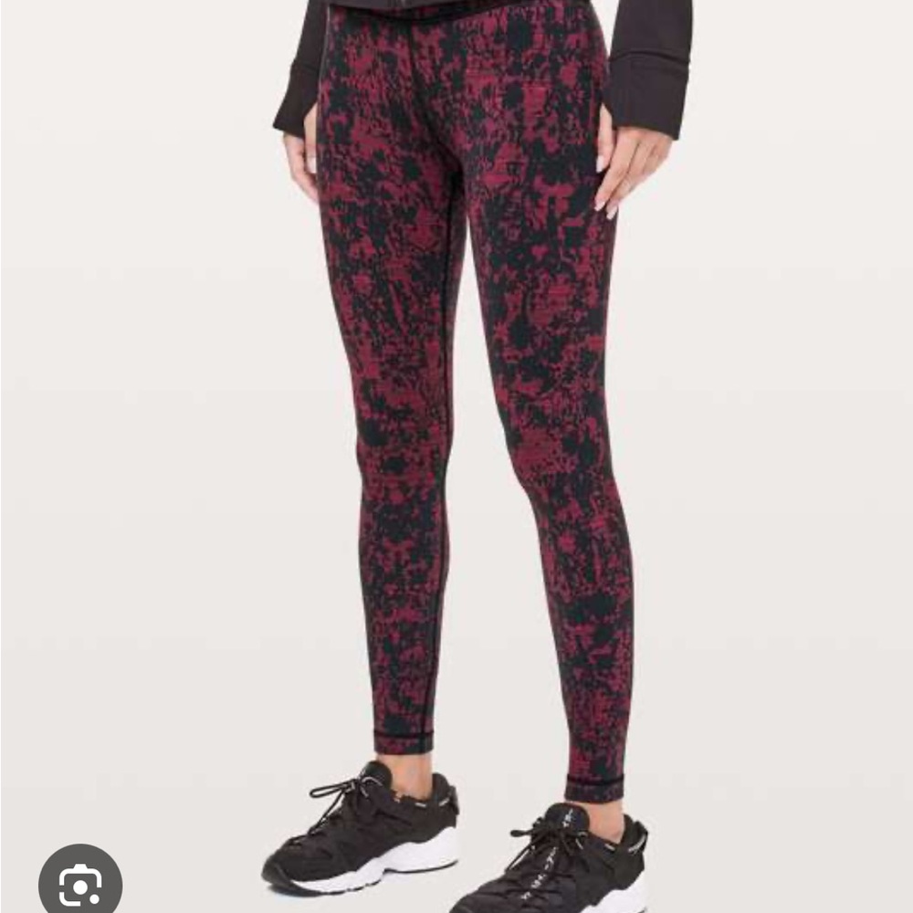 Wunder under patterned leggings